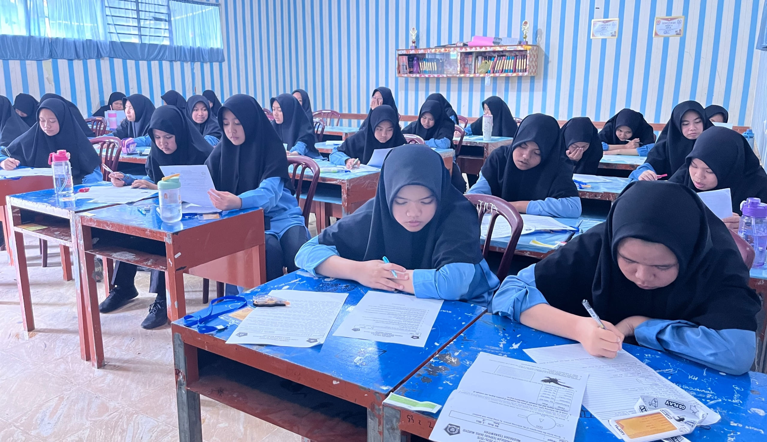 Hari Pertama Sekolah, Santri Darul Mursyid Langsung Dihadapkan Olimpiade Peminatan DM SWOT 2026