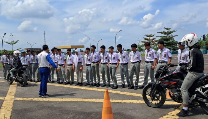 Honda Edukasi Safety Riding Pelajar SMK