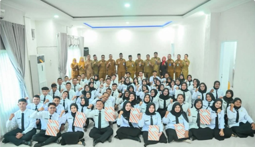 Wali Kota Padangsidimpuan Serahkan 67 SK PPPK Guru