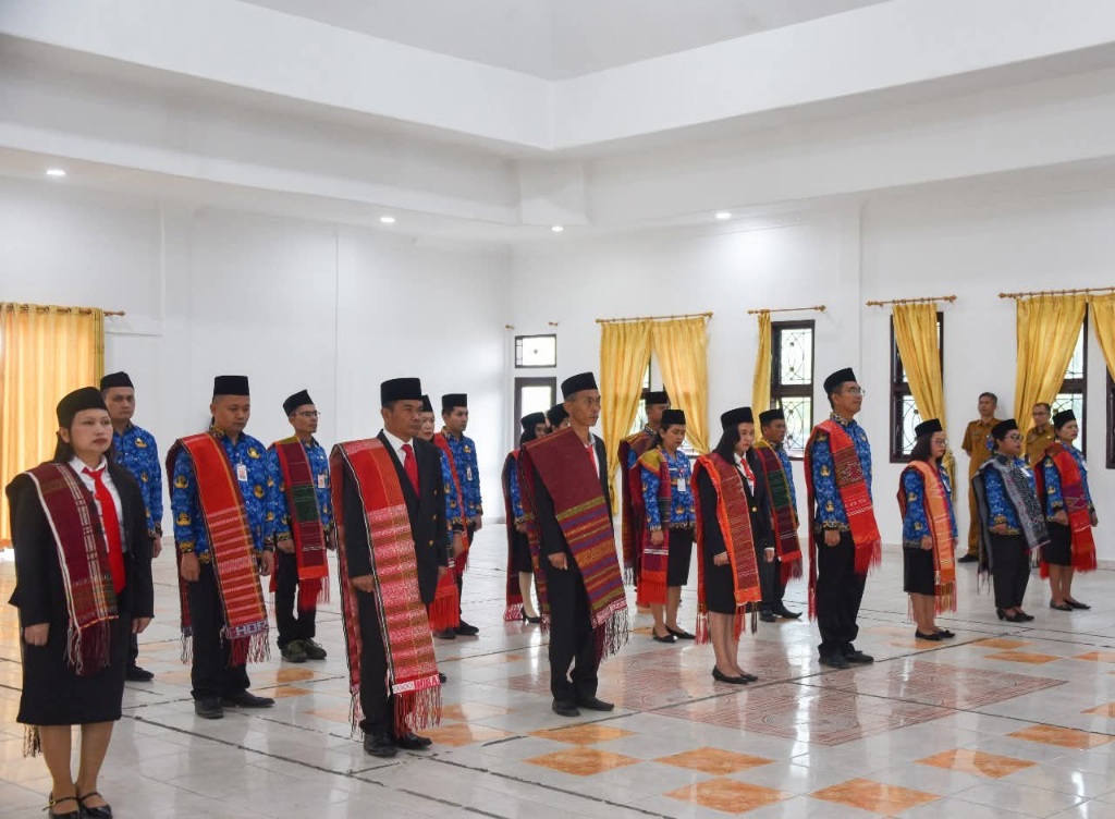 Bupati Humbang Hasundutan Lantik Pejabat Dan Serahkan SK PPPK