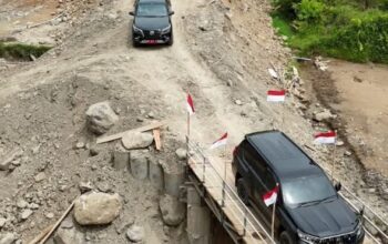 Mobil Pertama Tembus Desa Terisolasi Pascabencana Humbahas