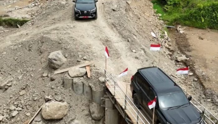 Mobil Pertama Tembus Desa Terisolasi Pascabencana Humbahas