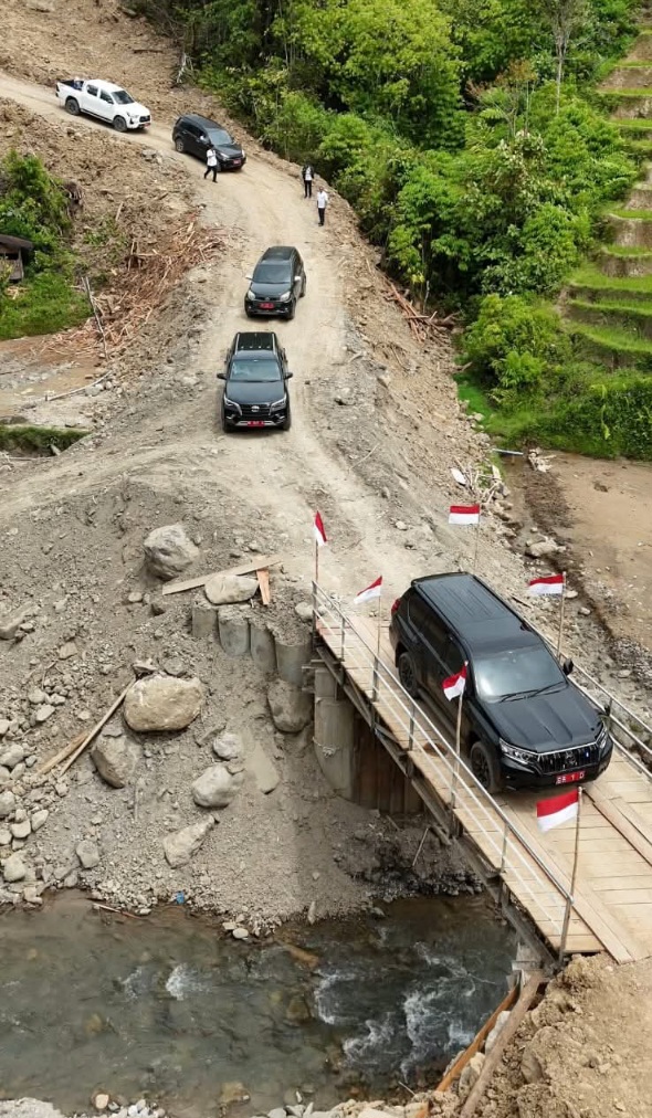 Mobil Pertama Tembus Desa Terisolasi Pascabencana Humbahas