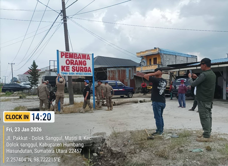 Pemkab Humbahas Tertibkan Papan Reklame Tidak Sesuai Ketentuan Di Doloksanggul