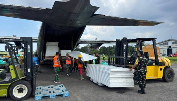 TNI AU Kirim 9.932 Kg Material Huntara Dan Alkes