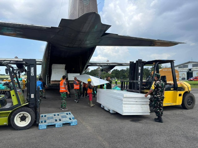 TNI AU Kirim 9.932 Kg Material Huntara Dan Alkes