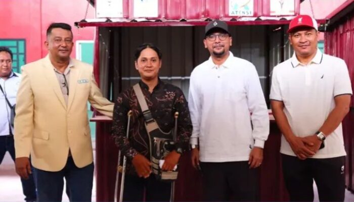 Bupati Labusel Serahkan Stand UMKM Untuk Disabilitas Dan Tinjau Lapangan SBBK