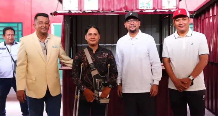 Bupati Labusel Serahkan Stand UMKM Untuk Disabilitas Dan Tinjau Lapangan SBBK
