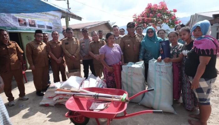 Wabup Dairi Serahkan Bantuan Korban Kebakaran Lautawar