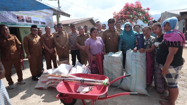 Wabup Dairi Serahkan Bantuan Korban Kebakaran Lautawar
