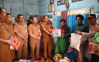 Bupati Humbahas Berikan Bantuan Korban Kebakaran Lintongnihuta