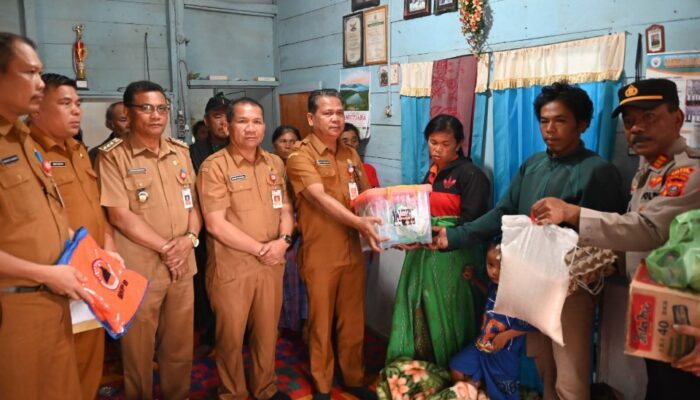 Bupati Humbahas Berikan Bantuan Korban Kebakaran Lintongnihuta