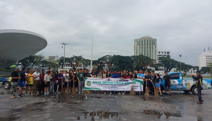 Aksi Peduli Lingkungan, Komunitas AMCM Gelar Aksi Bersih-bersih Lapangan Merdeka Medan
