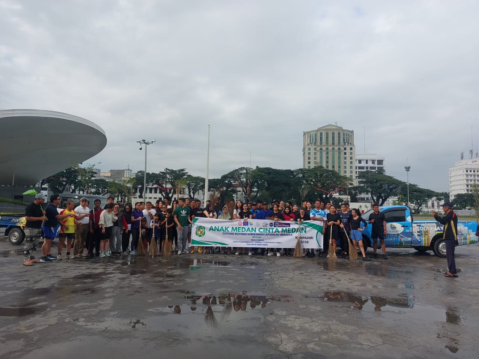 Aksi Peduli Lingkungan, Komunitas AMCM Gelar Aksi Bersih-bersih Lapangan Merdeka Medan