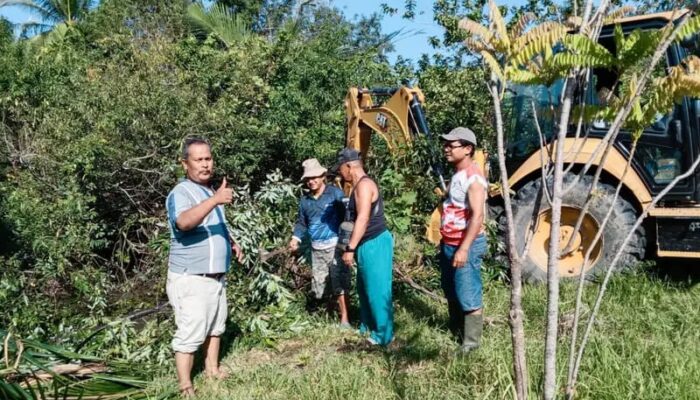 Saluran Tersumbat Picu Banjir, Keuchik Gampong Leu Ue Turunkan Alat Berat