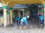 PLN UIP SBU Kirim Relawan Bersih-Bersih Masjid Pascabencana Di Aceh Tamiang