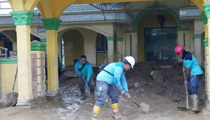 PLN UIP SBU Kirim Relawan Bersih-Bersih Masjid Pascabencana Di Aceh Tamiang