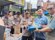 Bupati Agara, Kapolres Dan KP Gofar Akpol 2012 Salurkan Bantuan Korban Banjir Dari Yayasan Mapanbumi