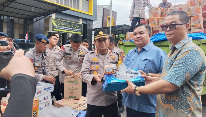 Bupati Agara, Kapolres Dan KP Gofar Akpol 2012 Salurkan Bantuan Korban Banjir Dari Yayasan Mapanbumi