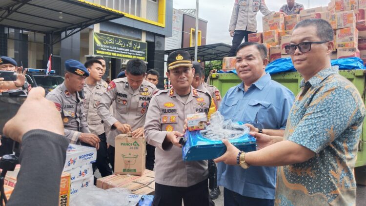 Bupati Agara, Kapolres Dan KP Gofar Akpol 2012 Salurkan Bantuan Korban Banjir Dari Yayasan Mapanbumi