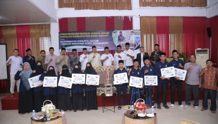 Bupati Aceh Besar Serahkan Bonus Peserta MQK Tingkat Provinsi