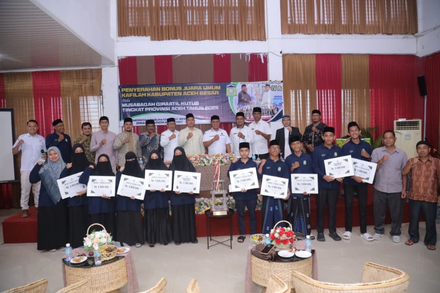 Bupati Aceh Besar Serahkan Bonus Peserta MQK Tingkat Provinsi
