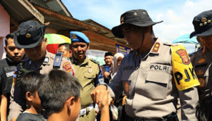 Kapolda Aceh Serahkan Bantuan Kepada Pengungsi Di Bener Meriah