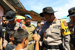 Kapolda Aceh Serahkan Bantuan Kepada Pengungsi Di Bener Meriah