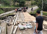 Warga Gotong Royong, Jembatan Darurat Uning Baru Meriah Jaya Bisa Dilalui