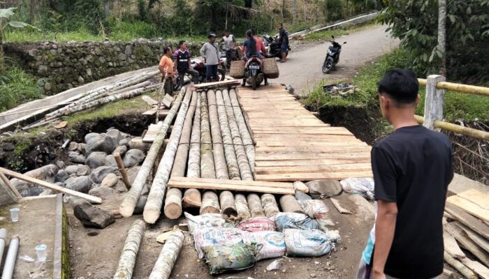 Warga Gotong Royong, Jembatan Darurat Uning Baru Meriah Jaya Bisa Dilalui