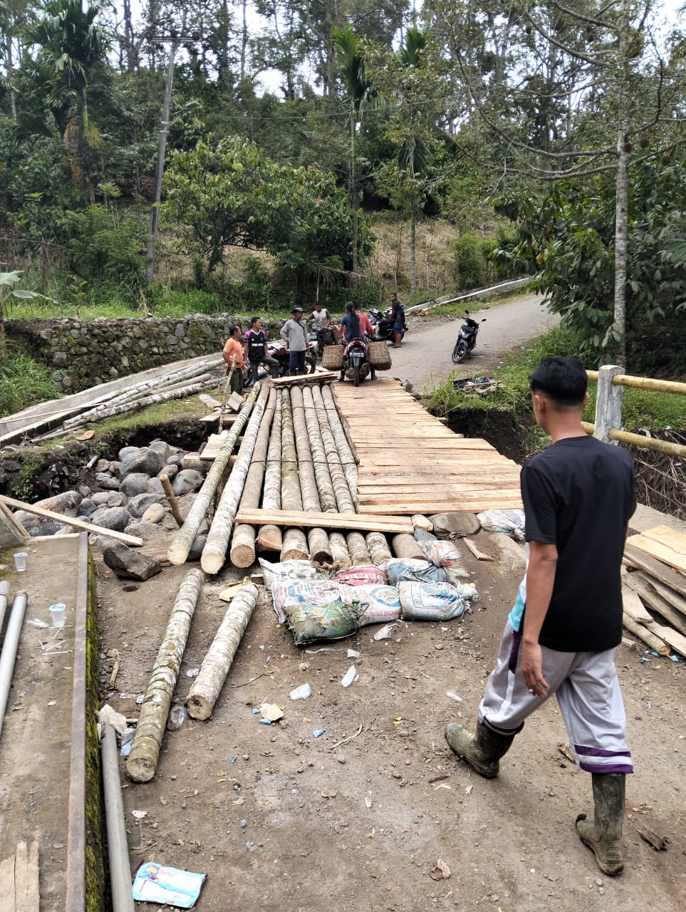 Warga Gotong Royong, Jembatan Darurat Uning Baru Meriah Jaya Bisa Dilalui