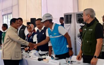 Presiden Republik Indonesia, Prabowo Subianto (kiri) menyapa dan bersalaman dengan Direktur Utama PLN, Darmawan Prasodjo (kedua dari kanan) setelah memimpin rapat terbatas terkait percepatan pemulihan pascabencana di kawasan Rumah Hunian Danantara (Huntara), Kamis (1/1).