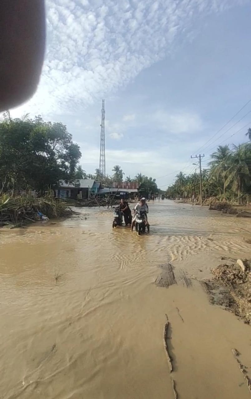 Tanggul Jebol Akibat Banjir Belum Diperbaiki: Hujan Lebat Dan Luapan Air Sungai Masih Rendam Pemukiman Warga