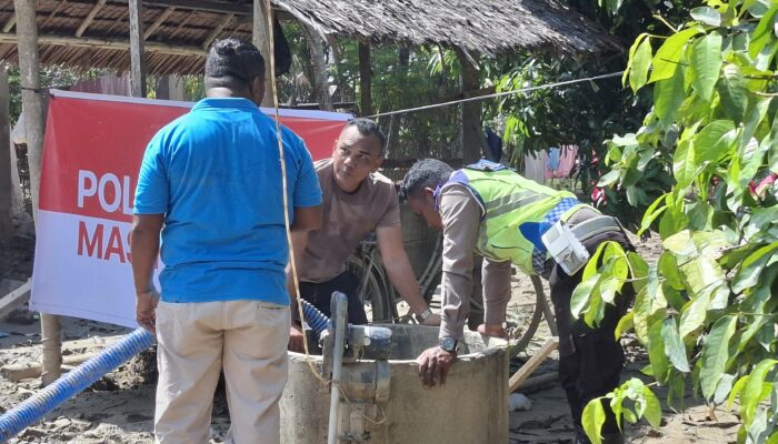 Polres Bireuen Bersihkan Sumur Korban Banjir Bandang Di Blang Me Kuta Blang