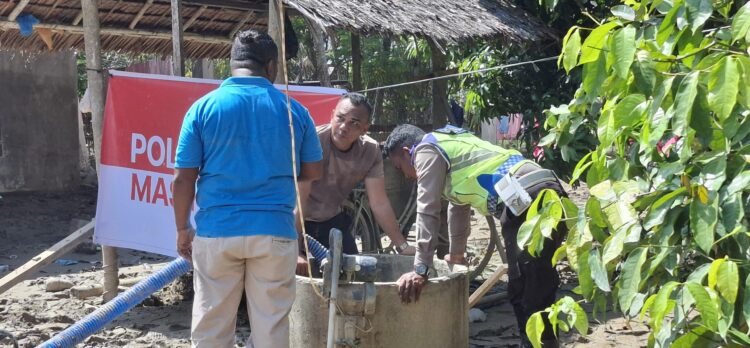 Polres Bireuen Bersihkan Sumur Korban Banjir Bandang Di Blang Me Kuta Blang