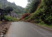 Hujan Guyur Madina, Longsor Tutup Jalan Di Desa Bulusoma, Warga Gotong Royong Buka Akses