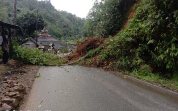 Hujan Guyur Madina, Longsor Tutup Jalan Di Desa Bulusoma, Warga Gotong Royong Buka Akses