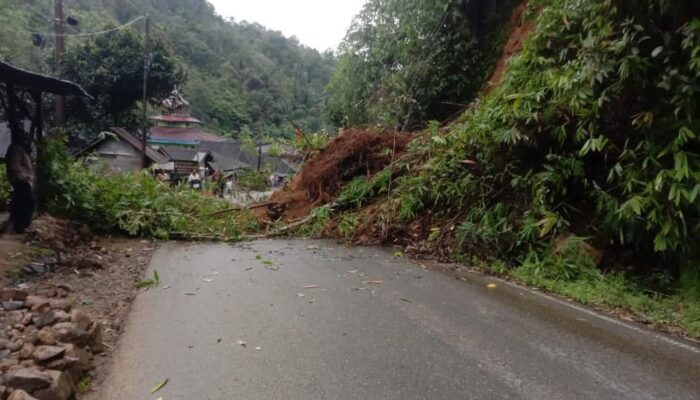 Hujan Guyur Madina, Longsor Tutup Jalan Di Desa Bulusoma, Warga Gotong Royong Buka Akses