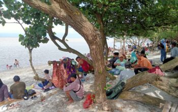 Pengunjung Serbu Pantai Monyet