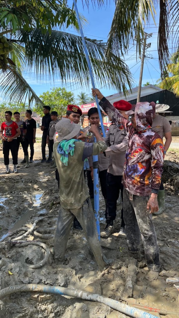 Sat Reskrim Polres Nagan Raya Bangun Sumur Bor TPA Dan Warga