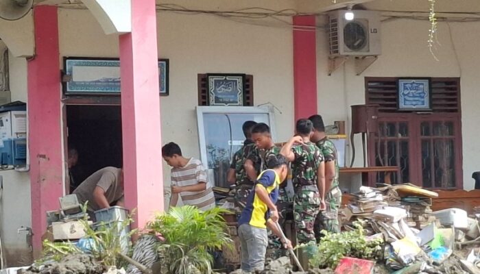 Senin Hari Pertama Belajar, Personel Kodam V/Brawijaya Buru Bersihkan Sekolah