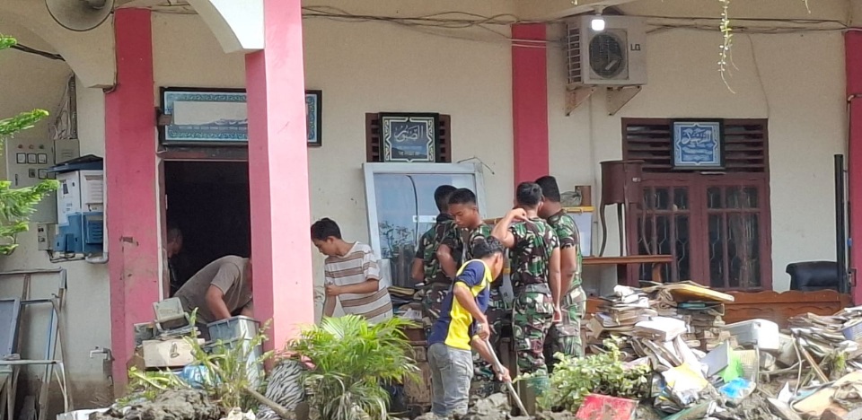 Senin Hari Pertama Belajar, Personel Kodam V/Brawijaya Buru Bersihkan Sekolah