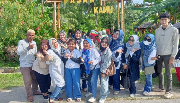Rajut Silaturahmi, Alumni SMA Negeri 8 Medan Reuni Di Pasar Kamu