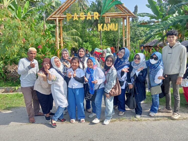 Rajut Silaturahmi, Alumni SMA Negeri 8 Medan Reuni Di Pasar Kamu