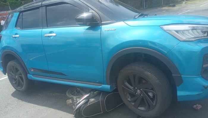 Pengemudi Mobil Tabrak Pengendara Sepeda Motor Hingga Ke kolong Mobil