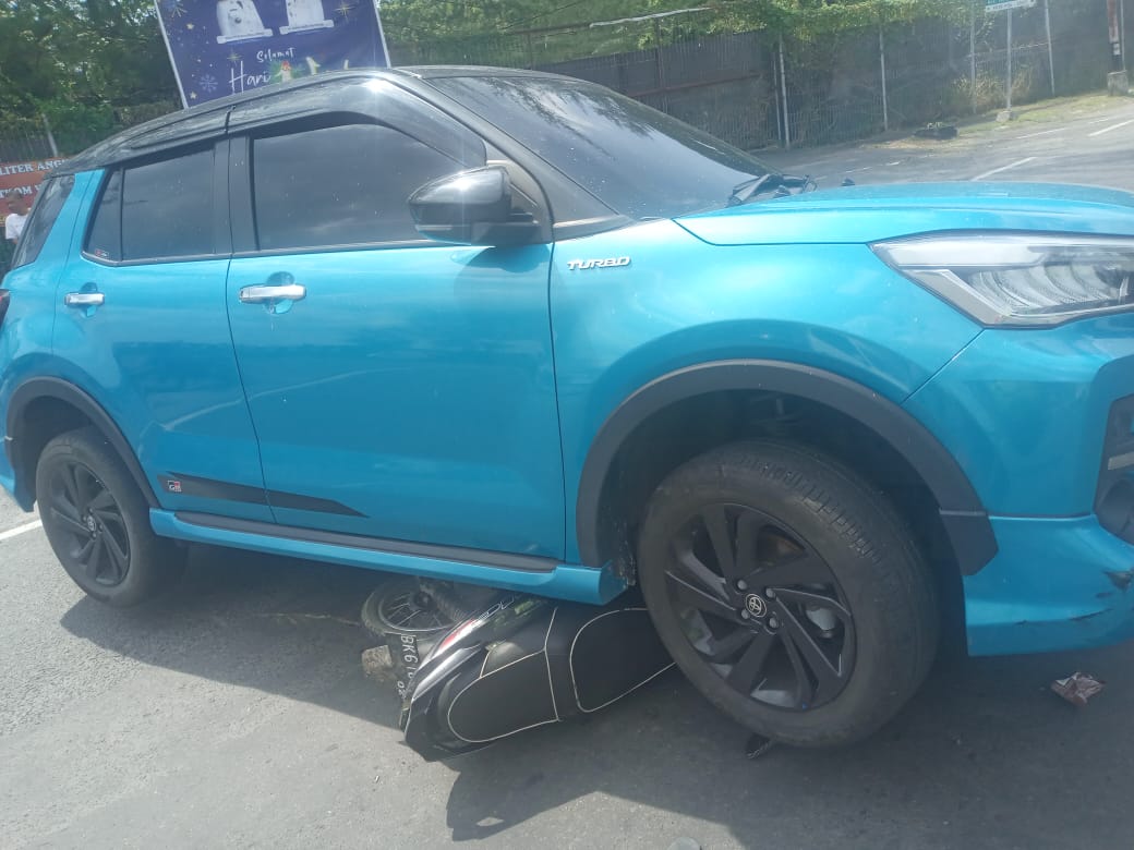 Pengemudi Mobil Tabrak Pengendara Sepeda Motor Hingga Ke kolong Mobil