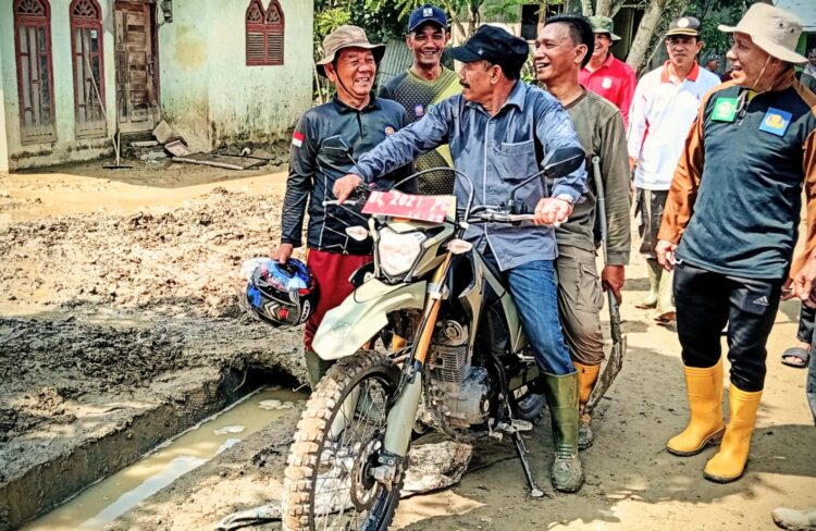 Awan Menembus Lumpur