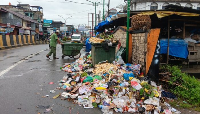 Sampah Menumpuk Di Jembatan Aek Mata, Warga Kota Panyabungan Heran
