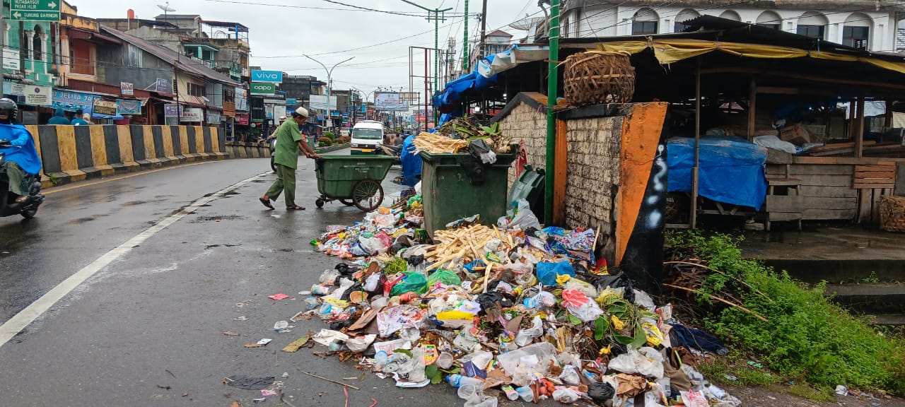 Sampah Menumpuk Di Jembatan Aek Mata, Warga Kota Panyabungan Heran