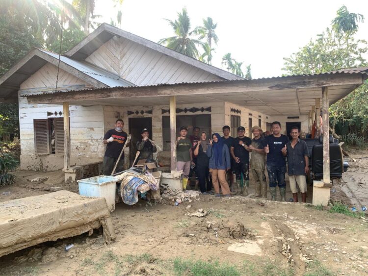 Relawan BMA Bersihkan Rumah Warga Dan Kantor Pemerintah Gampong